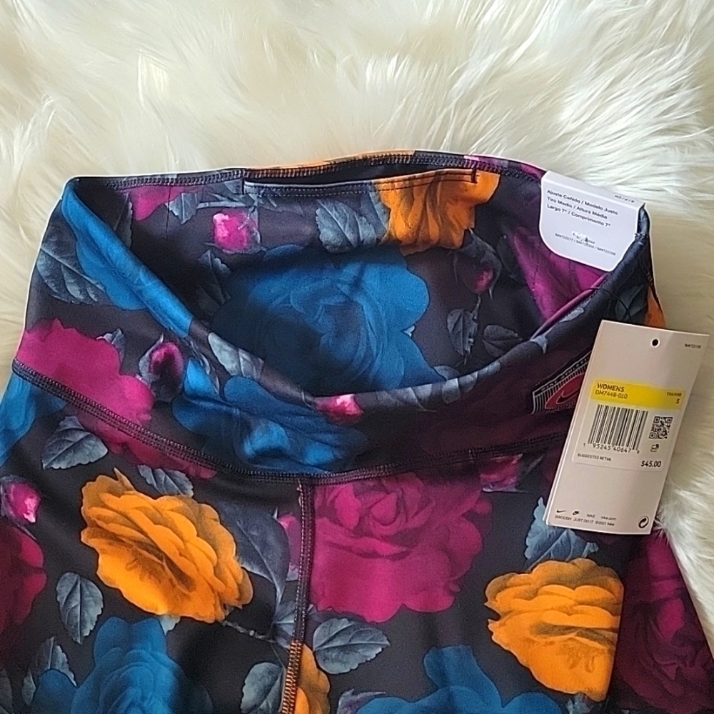 Women's Nike Training Shorts - Picture 6 of 6